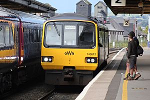 Archivo:Newton Abbot - GWR 143612 Paignton train in platform 2
