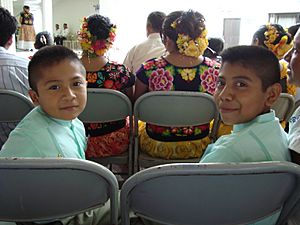 Archivo:Niños Zapotecos del Istmo de Tehuantepec escuchando en su Lengua Zapoteca la Convencion Anual