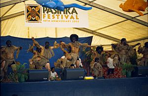 Archivo:Niuean dancing
