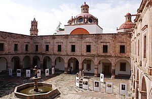Archivo:Patio del Centro Cultural Clavijero 344