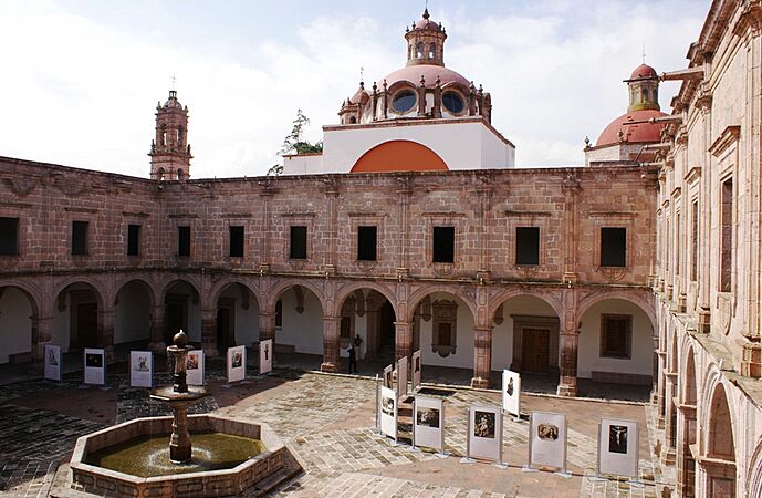 Patio del Centro Cultural Clavijero 344