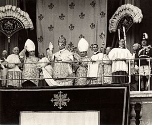 Archivo:Paus Pius XII geeft zijn zegen op het balkon van het Vaticaan, SFA022825379