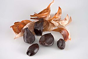 Archivo:Peeled Black Garlic