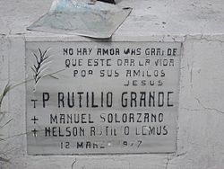 Archivo:Placa en honor a Padre Rutilio