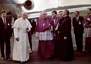 Archivo:Pope John Paul II 11 06 1987 01edited