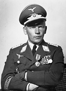 Porträt Generalmajor Wolfram Freiherr von Richthofen, sitzend Bild 183-J1005-0502-001 (cropped).jpg