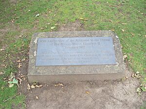Archivo:Queen Elizabeth II 40th anniversary plaque, Grosvenor Park, Chester - DSC08001