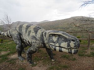 Archivo:Réplica de un Rausuquio del Triásico en Bejís
