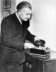 Archivo:RCA 45 rpm phonograph and record Arthur Fiedler 1949