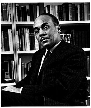 Archivo:Ralph Ellison photo portrait seated