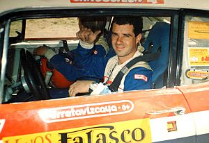 Roberto Urretavizcaya en su Chevy 1986.jpg