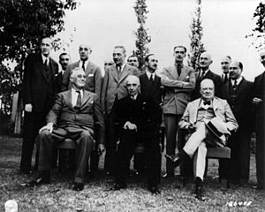 Archivo:Roosevelt Inönü and Churchill in Cairo cph.3b15312
