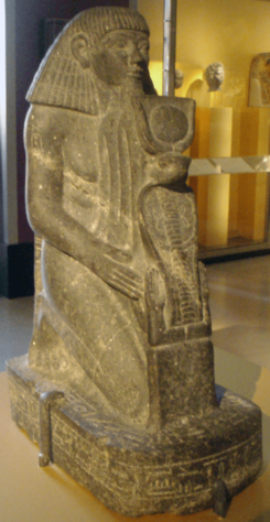 Senemut-KneelingStatue BrooklynMuseum.png