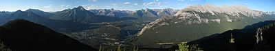 Archivo:Sulphur mountain panorama
