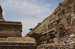 Archivo:Teotihuacan-Pyramid of the Feathered Serpent-3025