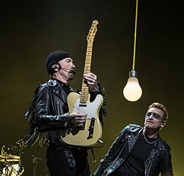 Archivo:The Edge and Bono performing in Belfast on Nov 19 2015