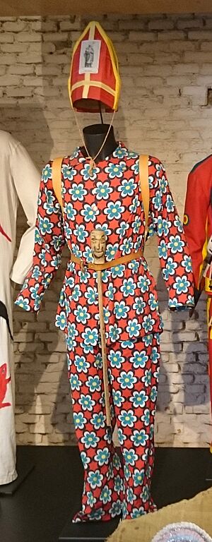 Archivo:Traje de Diablo de la Endiablada (Almonacid del Marquesado, Cuenca) en el Museo de Artes y Tradiciones Populares (15 de julio de 2016, Madrid)