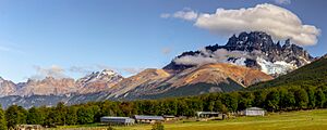 Archivo:View of Cerro Castillo and surroundings, Chile