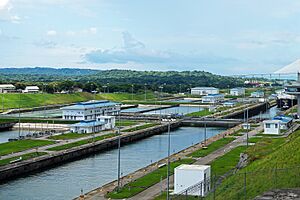 Archivo:Water saving basins Agua Clara Locks 09 2019 0901