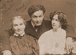 Archivo:Weiss with mother and wife