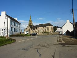 017 Le Tréhou Le village et l'église.JPG