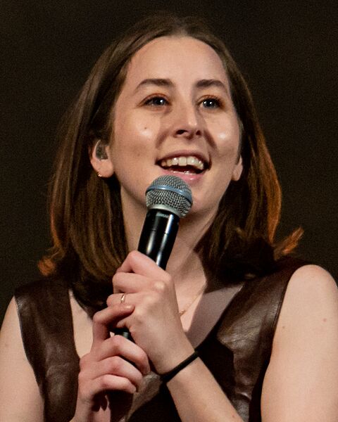 Alana HaimFoxPomona110418-12 (41059976844) (cropped)
