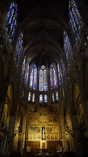 Archivo:Altar mayor de la catedral, rodeado por las vidrieras del ábside.