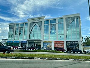 Archivo:Arches commercial complex