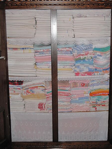 Armoire avec linge de maison