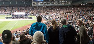 Archivo:Bernie Sanders at Safeco Field in Seattle, March 2016 (cropped)