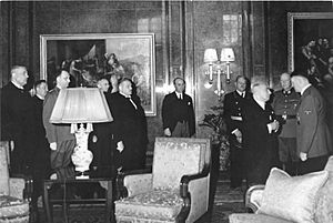 Archivo:Bundesarchiv Bild 146-1970-050-07, Berlin, Emil Hacha bei Hitler