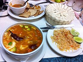 Caldo tlalpeño con arroz rojo y tortillas.jpg