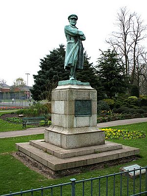 Archivo:Captain Edward Smith statue, Beacon Park, Lichfield - geograph.org.uk - 403721