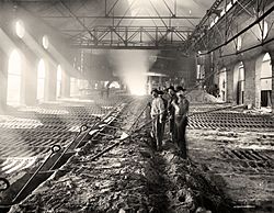 Archivo:Casting pig iron, Iroquois smelter, Chicago