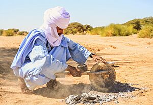 Archivo:Cooking Taguella in Kel Ahaggar