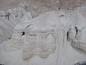 Archivo:Cuevas donde se hallaron los manuscritos del mar muerto