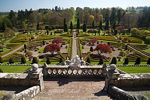 Archivo:Drummond Castle - view of garden from N
