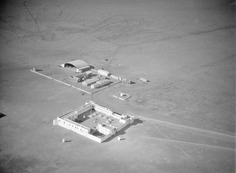 Archivo:ETH-BIB-Festung und Flugzeugschuppen von Villa Cisneros-Tschadseeflug 1930-31-LBS MH02-08-1005