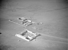 Archivo:ETH-BIB-Festung und Flugzeugschuppen von Villa Cisneros-Tschadseeflug 1930-31-LBS MH02-08-1005