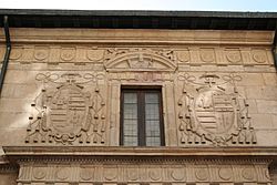 Archivo:Escudos fachada Universidad de Oviedo