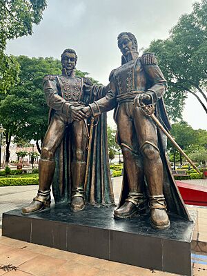 Archivo:Estatua de Simón Bolívar y Antonio José de Sucre - Caraparí, Bolivia