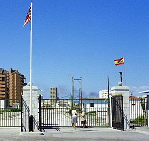 Archivo:Gibraltar border 1977