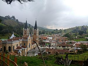 Archivo:Iglesia de Nuestra Señora del Rosario, Belmira - panorámica desde el viacrucis 1