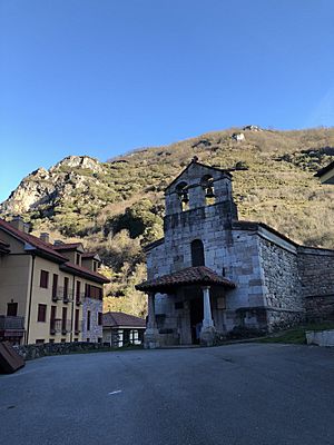Archivo:Iglesia de San Pedro - Pola de Somiedo