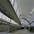 Interieur, overzicht van een fabrieksruimte met de gebogen sheddaken-constructie - Bergeijk - 20396808 - RCE