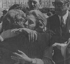 Archivo:Isabel Perón abraza a una de las hermanas de Eva Perón