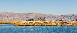 Archivo:Islas flotantes de los Uros, Lago Titicaca, Perú, 2015-08-01, DD 23