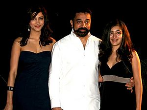Archivo:Kamal Haasan with Akshara &Shruti Haasan at Alice in wonderland premiere