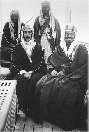 Archivo:King Faisal I of Syria with King Abdul-Aziz of Saudi Arabia in the mid-1920s