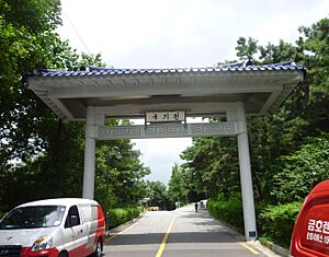 Archivo:Kukkiwon-gates-2010